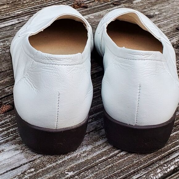 Easy Spirit Womens Size 7½ AA Cream Leather Anti-Gravity Slip On Loafers - Picture 6 of 10